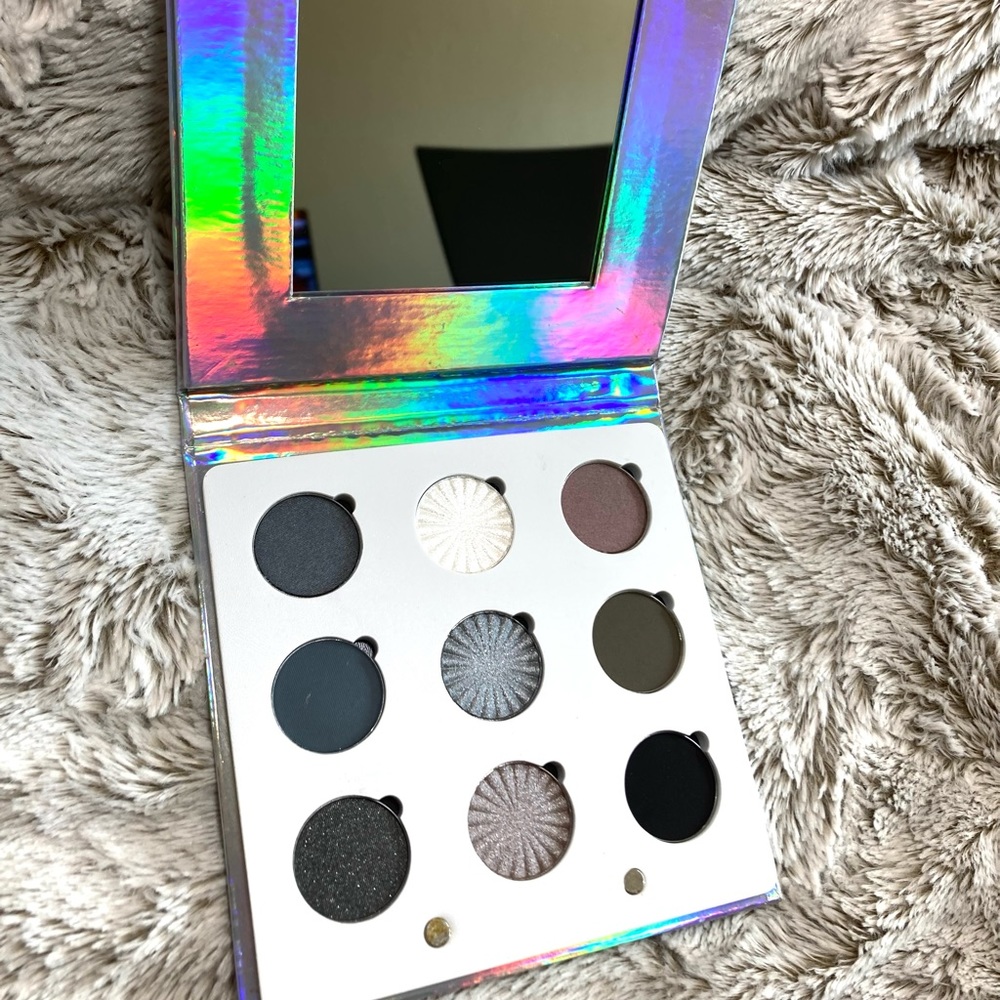 OFRA Black Friday Eyeshadow Palette - Picture 1 of 6